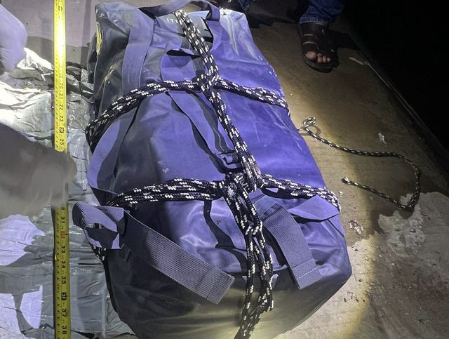 Phát hiện túi xách chứa 32 bánh chữ nhật nghi là ma túy trôi dạt vào bờ biển - Ảnh 2.