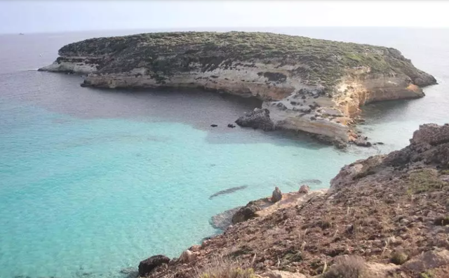 Lật thuyền ở ngoài khơi Lampedusa (Italy), 9 người bao gồm trẻ em thiệt mạng - Ảnh 1.