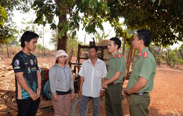 Nhiều đồng bào dân tộc thiểu số bị kẻ xấu dụ dỗ vượt biên trái phép - Ảnh 2.