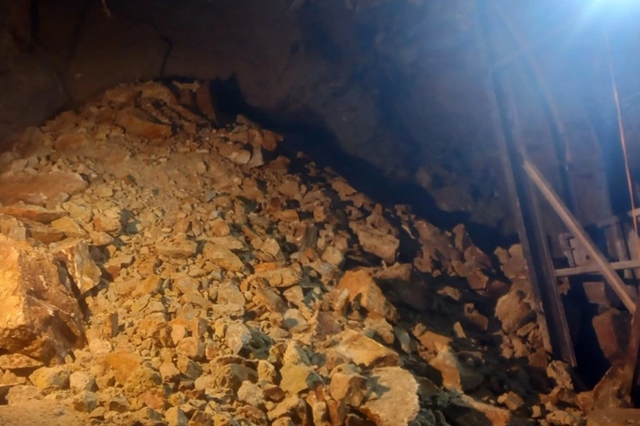 Sạt lở đất đá bịt kín cửa hầm Đèo Cả, đường sắt Bắc Nam tê liệt - Ảnh 1.