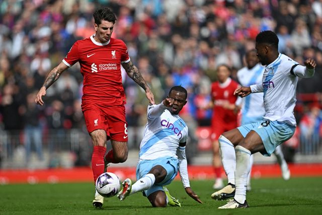 Liverpool sảy chân trong cuộc đua vô địch Ngoại hạng Anh với Arsenal và Man City   - Ảnh 1.