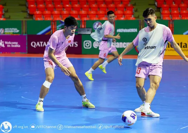 ĐT futsal Việt Nam tập làm quen nhà thi đấu chính thức Hua Mark - Ảnh 1.