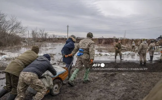 Nga, Kazakhstan vật lộn với lũ lụt dọc sông Siberia - Ảnh 2.