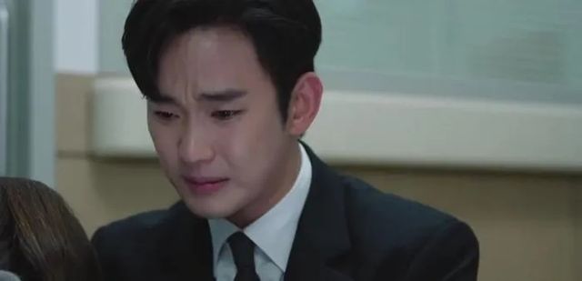 Kim Soo Hyun diễn 2 vai trong 1 tập Nữ hoàng nước mắt, khán giả nổi da gà - Ảnh 4.