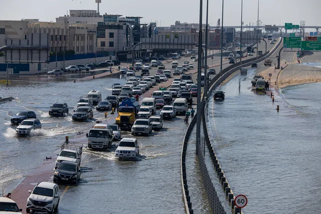UAE bắt đầu dọn dẹp sau trận lũ lịch sử - Ảnh 2.
