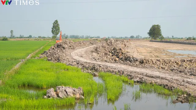 Cao tốc Châu Đốc - Cần Thơ - Sóc Trăng đã có những khối cát đầu tiên - Ảnh 4.