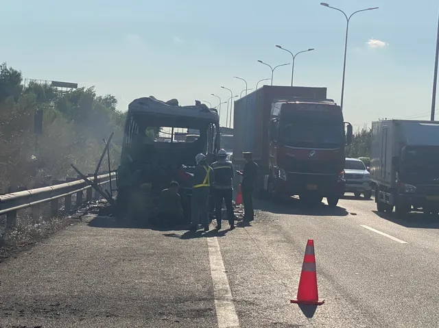 Xe khách bốc cháy trơ khung, cao tốc TP Hồ Chí Minh - Long Thành - Dầu Giây ùn ứ gần 2km - Ảnh 2.