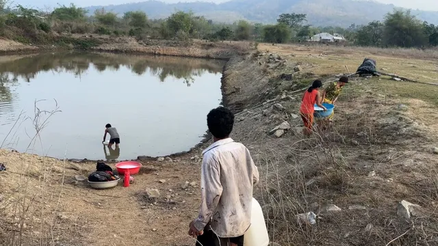 Bình Thuận: Các hồ chứa nước cạn khô, hàng trăm hộ dân đang “khát nước”  - Ảnh 6.