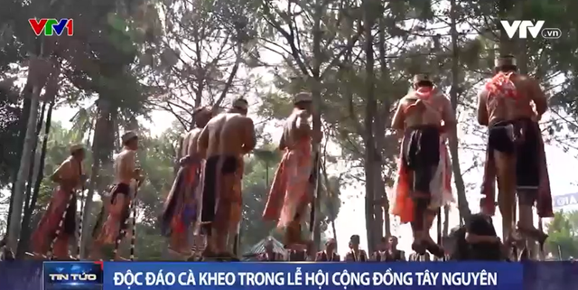 Độc đáo đi cà kheo trong lễ hội cộng đồng Tây Nguyên - Ảnh 1.