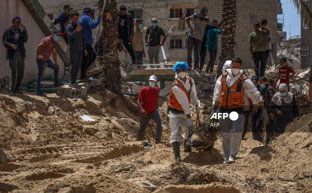 LHQ kinh hoàng trước báo cáo về hàng trăm thi thể trong các ngôi mộ tập thể ở Gaza - Ảnh 1.