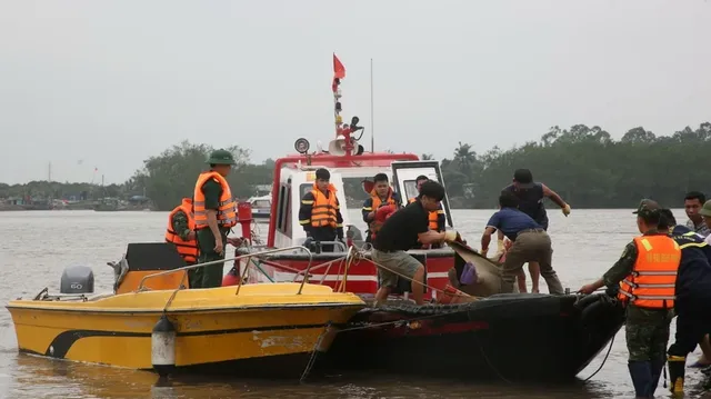 Xuyên đêm tìm kiếm nạn nhân vụ lật thuyền ở Quảng Ninh - Ảnh 1.