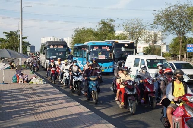 Cửa ngõ TP Hồ Chí Minh ùn ứ nghiêm trọng, bến xe chật kín người về quê nghỉ lễ - Ảnh 1.