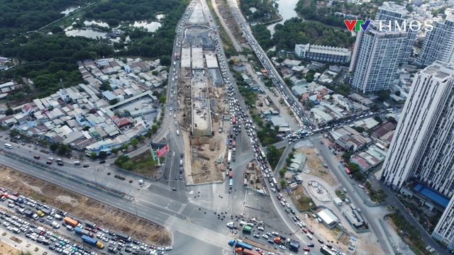 Cửa ngõ phía Đông TP Hồ Chí Minh kẹt xe dài hàng km ngày đầu kỳ nghỉ lễ - Ảnh 1.