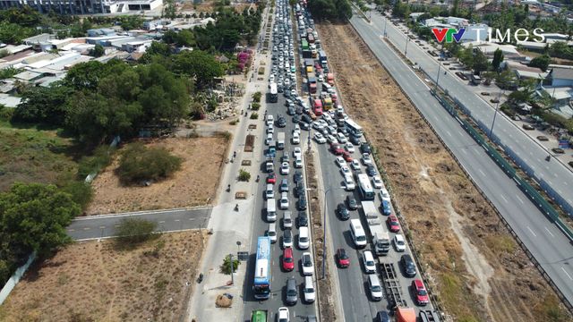 Cửa ngõ phía Đông TP Hồ Chí Minh kẹt xe dài hàng km ngày đầu kỳ nghỉ lễ - Ảnh 2.