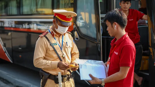 Hà Nội nắng nóng đỉnh điểm, cảnh sát giao thông bám đường phân luồng - Ảnh 2.