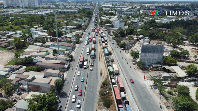 Cửa ngõ phía Đông TP Hồ Chí Minh kẹt xe dài hàng km ngày đầu kỳ nghỉ lễ - Ảnh 9.