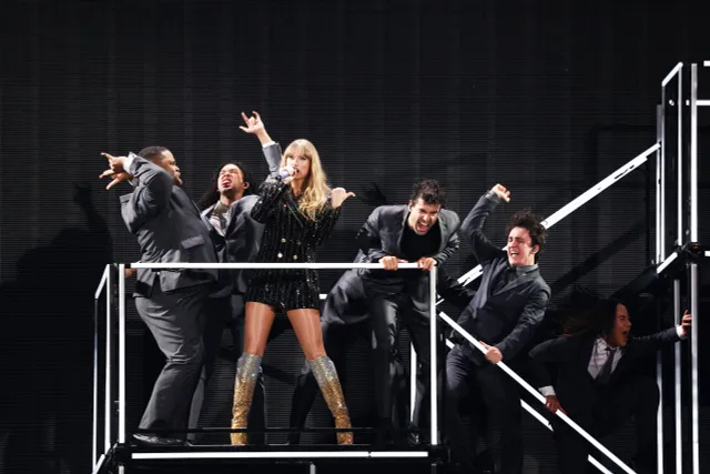 The Eras Tour: Ý tưởng thiên tài sau những ca khúc bất ngờ của Taylor Swift - Ảnh 2. The Eras Tour: Ý tưởng thiên tài sau những ca khúc bất ngờ của Taylor Swift - Ảnh 2.