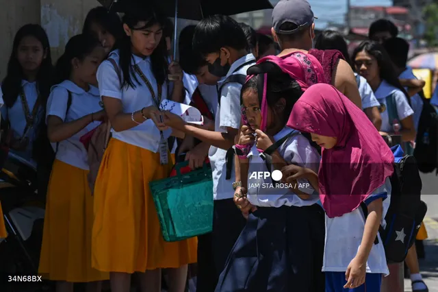 Học sinh Phillipines chật vật giữa nắng nóng thiêu đốt - Ảnh 1.