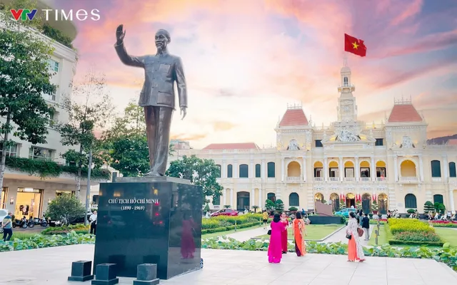 TP Hồ Chí Minh rực rỡ cờ hoa chào mừng lễ 30/4 và 1/5 - Ảnh 1. TP Hồ Chí Minh rực rỡ cờ hoa chào mừng lễ 30/4 và 1/5 - Ảnh 1.