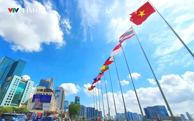 TP Hồ Chí Minh rực rỡ cờ hoa chào mừng lễ 30/4 và 1/5 - Ảnh 8. TP Hồ Chí Minh rực rỡ cờ hoa chào mừng lễ 30/4 và 1/5 - Ảnh 8.