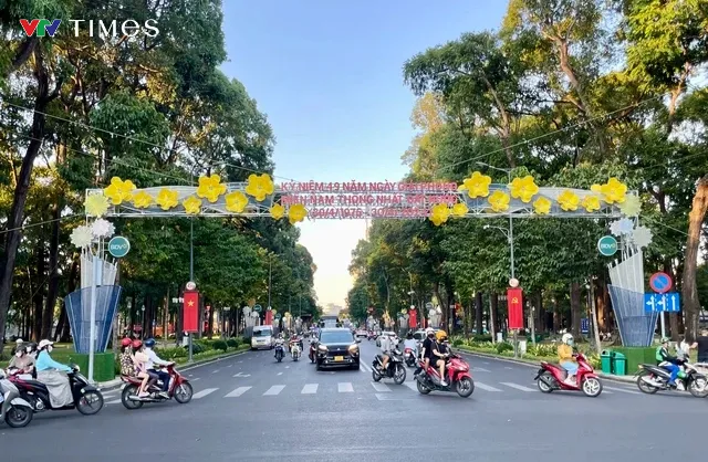 TP Hồ Chí Minh rực rỡ cờ hoa chào mừng lễ 30/4 và 1/5 - Ảnh 2. TP Hồ Chí Minh rực rỡ cờ hoa chào mừng lễ 30/4 và 1/5 - Ảnh 2.