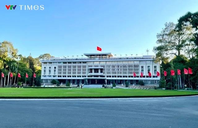 TP Hồ Chí Minh rực rỡ cờ hoa chào mừng lễ 30/4 và 1/5 - Ảnh 3. TP Hồ Chí Minh rực rỡ cờ hoa chào mừng lễ 30/4 và 1/5 - Ảnh 3.