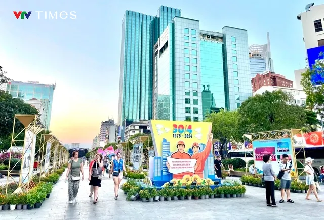 TP Hồ Chí Minh rực rỡ cờ hoa chào mừng lễ 30/4 và 1/5 - Ảnh 6. TP Hồ Chí Minh rực rỡ cờ hoa chào mừng lễ 30/4 và 1/5 - Ảnh 6.
