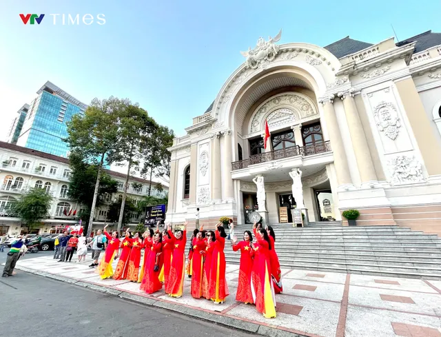 TP Hồ Chí Minh rực rỡ cờ hoa chào mừng lễ 30/4 và 1/5 - Ảnh 7. TP Hồ Chí Minh rực rỡ cờ hoa chào mừng lễ 30/4 và 1/5 - Ảnh 7.