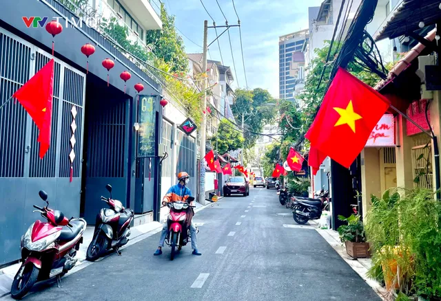 TP Hồ Chí Minh rực rỡ cờ hoa chào mừng lễ 30/4 và 1/5 - Ảnh 9. TP Hồ Chí Minh rực rỡ cờ hoa chào mừng lễ 30/4 và 1/5 - Ảnh 9.