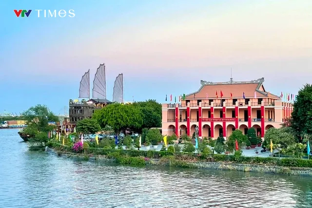 TP Hồ Chí Minh rực rỡ cờ hoa chào mừng lễ 30/4 và 1/5 - Ảnh 5. TP Hồ Chí Minh rực rỡ cờ hoa chào mừng lễ 30/4 và 1/5 - Ảnh 5.
