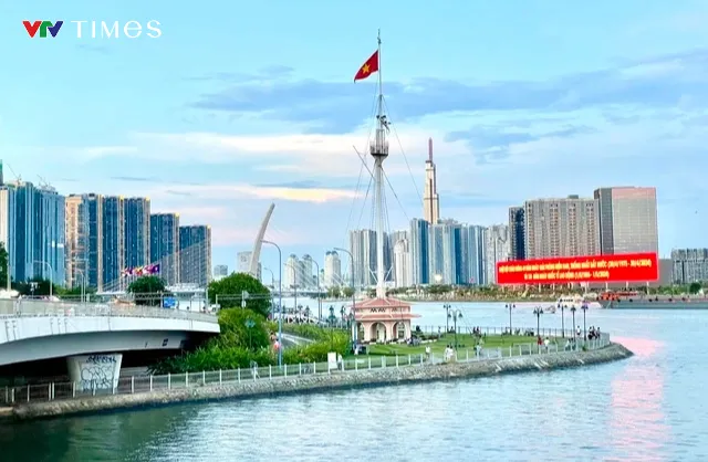 TP Hồ Chí Minh rực rỡ cờ hoa chào mừng lễ 30/4 và 1/5 - Ảnh 4. TP Hồ Chí Minh rực rỡ cờ hoa chào mừng lễ 30/4 và 1/5 - Ảnh 4.