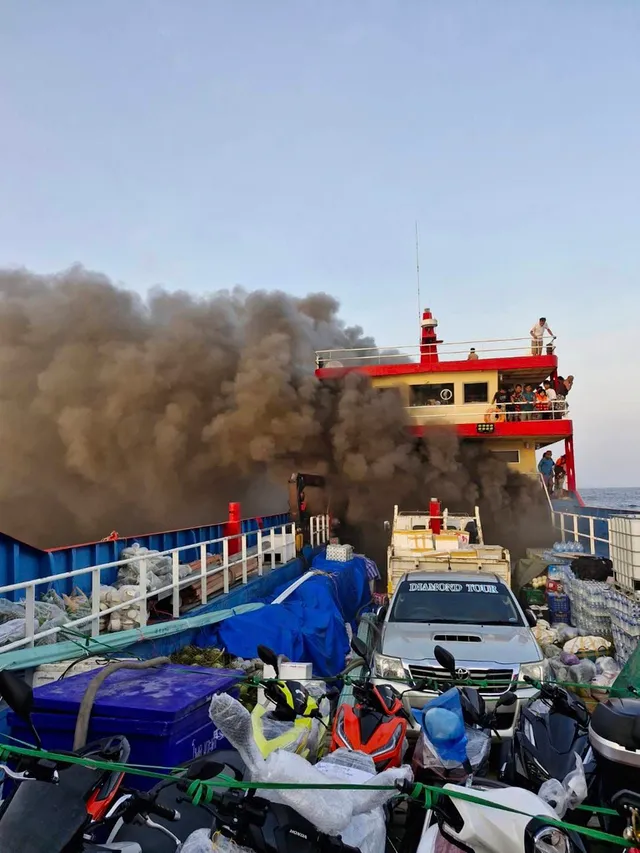 Cháy phà ở miền Nam Thái Lan, hơn 100 người thoát nạn - Ảnh 1. Cháy phà ở miền Nam Thái Lan, hơn 100 người thoát nạn - Ảnh 1.