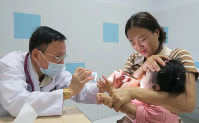 TP. Hồ Chí Minh: Gia tăng người già, trẻ nhỏ mắc bệnh vì nắng nóng kéo dài - Ảnh 1. TP. Hồ Chí Minh: Gia tăng người già, trẻ nhỏ mắc bệnh vì nắng nóng kéo dài - Ảnh 1.