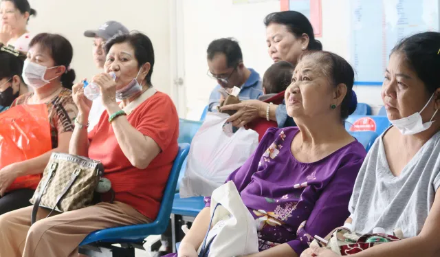 TP. Hồ Chí Minh: Gia tăng người già, trẻ nhỏ mắc bệnh vì nắng nóng kéo dài - Ảnh 2. TP. Hồ Chí Minh: Gia tăng người già, trẻ nhỏ mắc bệnh vì nắng nóng kéo dài - Ảnh 2.