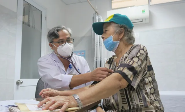 TP. Hồ Chí Minh: Gia tăng người già, trẻ nhỏ mắc bệnh vì nắng nóng kéo dài - Ảnh 3. TP. Hồ Chí Minh: Gia tăng người già, trẻ nhỏ mắc bệnh vì nắng nóng kéo dài - Ảnh 3.