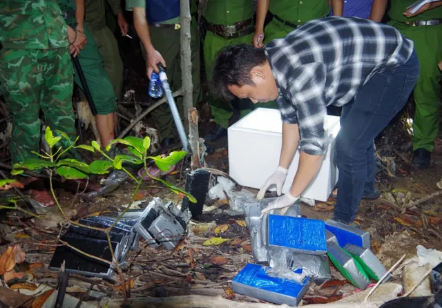 Tổng số 85 gói nilon trôi dạt vào bờ biển Gò Công đều là ma túy - Ảnh 2.