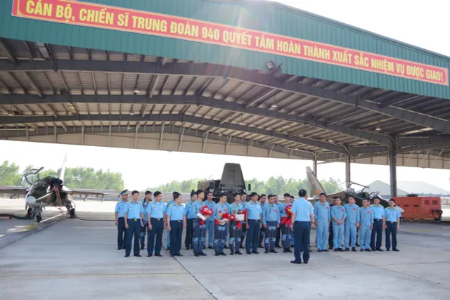 Không quân thả đơn thành công cho 2 học viên phi công Khóa 48 trên máy bay Yak-130 - Ảnh 2.