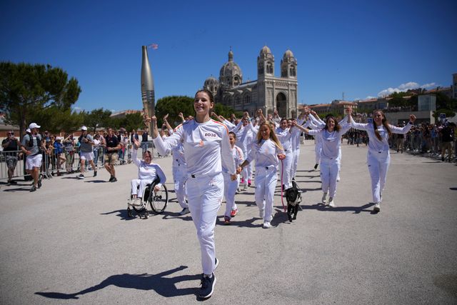 Ngọn đuốc Olympic đi qua thành phố Marseille - Ảnh 1.