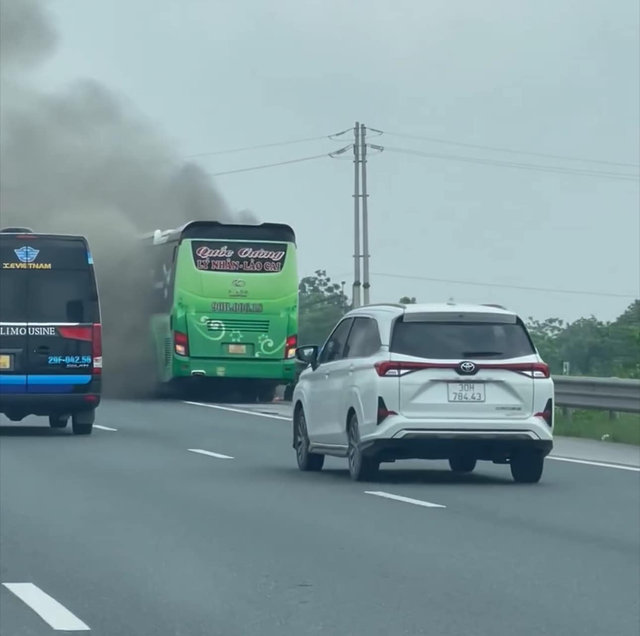 Xe khách bất ngờ bốc cháy trên cao tốc Pháp Vân - Cầu Giẽ - Ảnh 1.