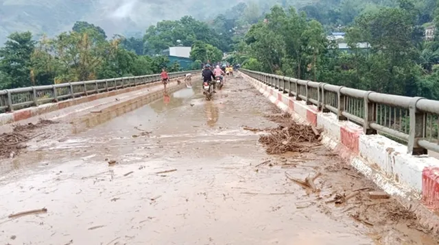 Mưa đá, dông lốc tại Điện Biên làm 3 người bị thương, hàng trăm ngôi nhà hư hại - Ảnh 1.