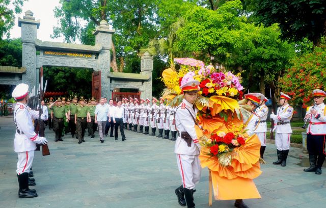 Bộ Công an dâng hoa, dâng hương tưởng niệm Chủ tịch Hồ Chí Minh - Ảnh 1.