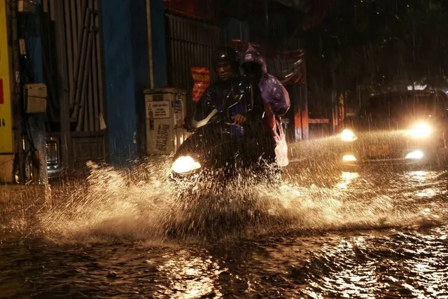 Hà Nội mưa lớn gây ngập nhiều tuyến phố - Ảnh 3.
