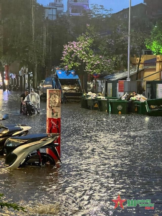 Hà Nội mưa lớn gây ngập nhiều tuyến phố - Ảnh 2.