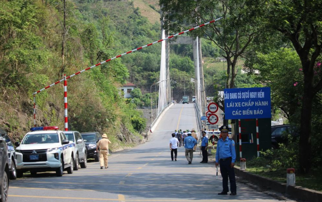 Kiểm soát chặt xe tải trọng nặng qua cầu Đắkrông - Ảnh 1.