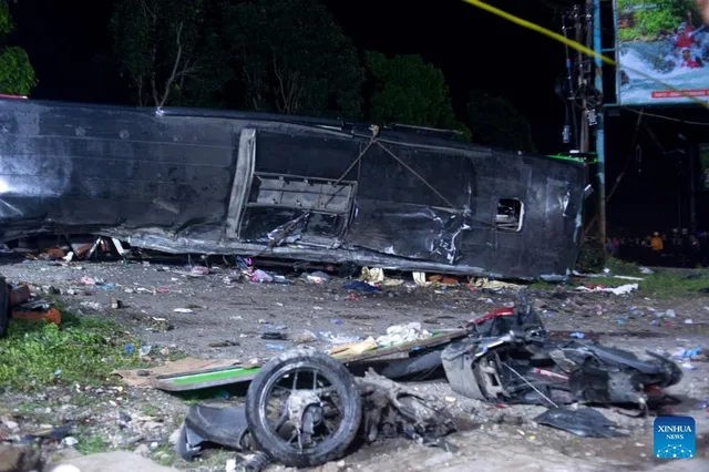 Tai nạn xe buýt chở học sinh ở Indonesia, 11 người thiệt mạng - Ảnh 1.