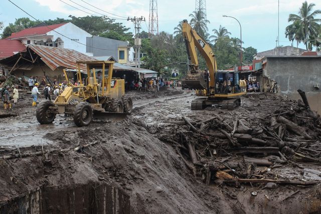 Số người thiệt mạng tăng lên 44, Indonesia áp dụng tình trạng ứng phó khẩn cấp sau lũ quét - Ảnh 1.