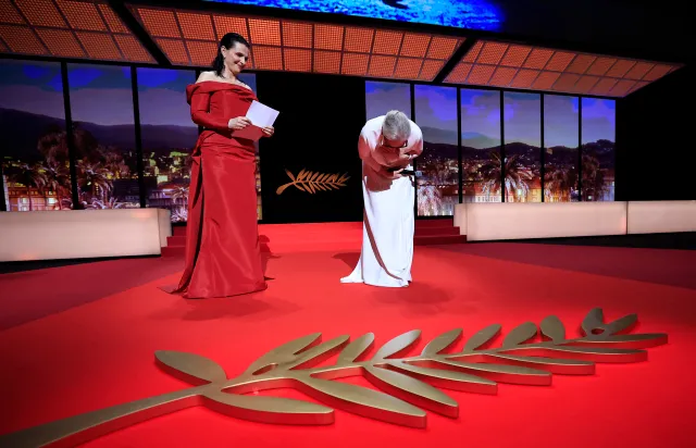 Meryl Streep rơi nước mắt khi nhận Cành cọ vàng danh dự tại LHP Cannes 2024 - Ảnh 1.