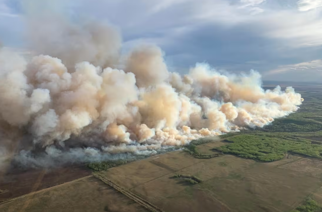 Cháy rừng tại Canada ngày càng nghiêm trọng, hàng nghìn người sơ tán - Ảnh 1.