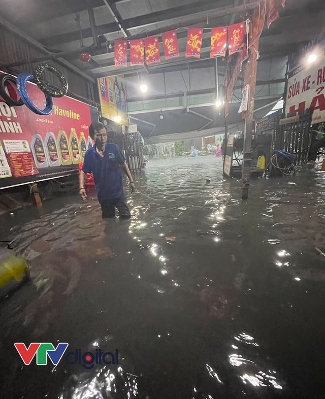 Nhiều tuyến phố tại TP Hồ Chí Minh ngập sâu sau mưa lớn - Ảnh 2.