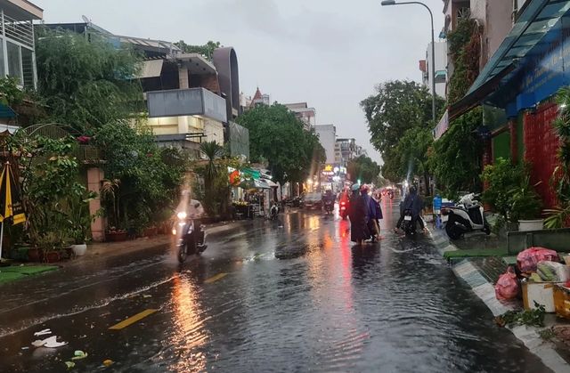 Nhiều tuyến phố tại TP Hồ Chí Minh ngập sâu sau mưa lớn - Ảnh 1.